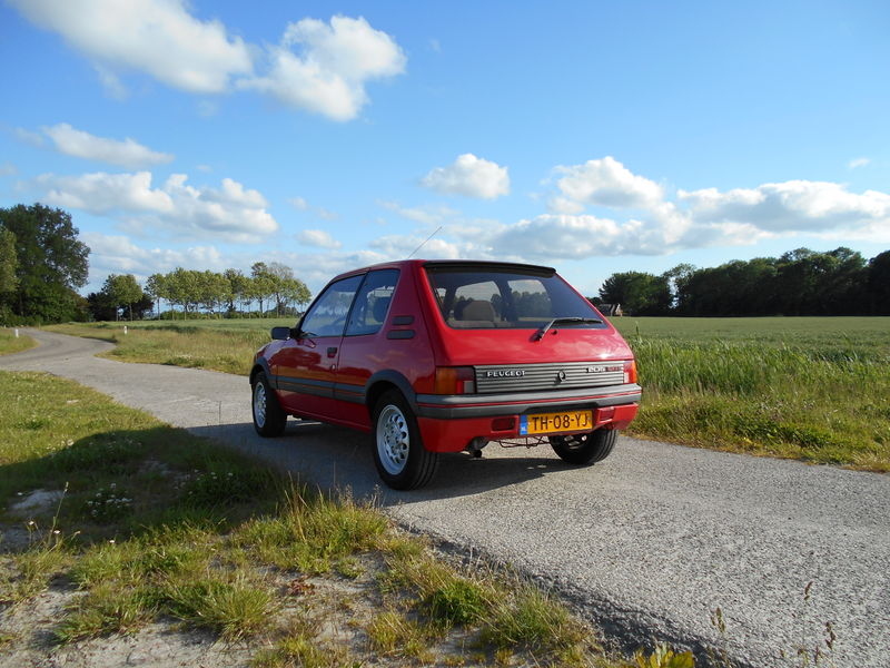 Illustration for article titled While photographing a car... (updated pictures)